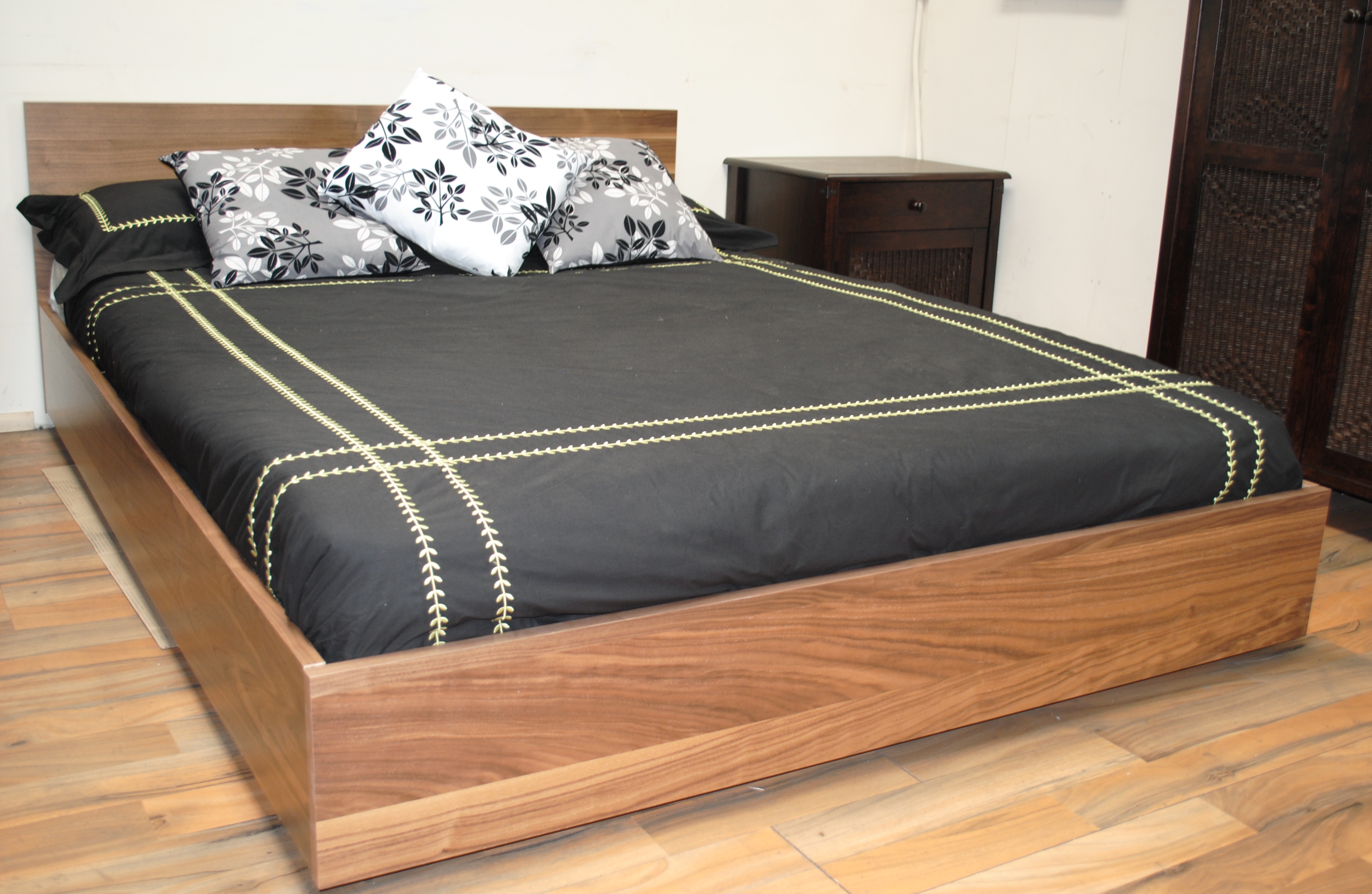 King Size Floating Bed Frame Plans / Our diy platform king size bed in